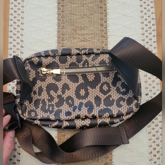 Amazon Brand Cheetha Belt Bag - Picture 9 of 10